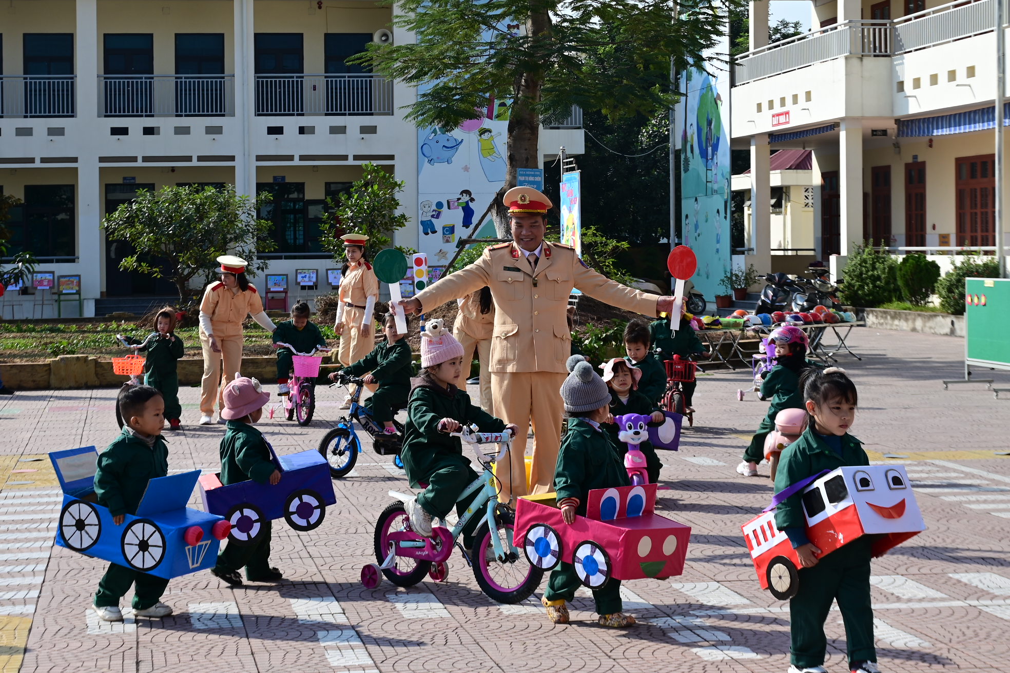 Phối hợp Trường mầm non Trung Hà tổ chức chương trình “Ngày hội giao thông của chiến sĩ nhí”